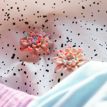 Charger l'image dans la galerie, Boucles d'oreilles - Les dahlia crème terrazzo multicolore
