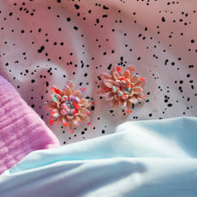 Charger l'image dans la galerie, Boucles d'oreilles - Les dahlia crème terrazzo multicolore