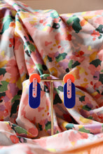 Charger l'image dans la galerie, Boucles d'oreilles - Les Maiko bleu électrique fluo et rose pâle