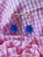 Charger l&#39;image dans la galerie, Boucles d&#39;oreilles - Les BIG créoles dahlia bleu électrique
