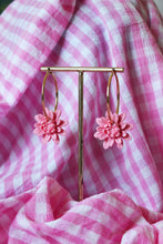 Charger l&#39;image dans la galerie, Boucles d&#39;oreilles - Les BIG créoles dahlia rose pâle