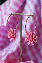 Charger l&#39;image dans la galerie, Boucles d&#39;oreilles - Les BIG créoles dahlia rose pâle