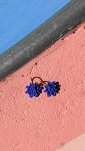 Boucles d'oreilles - Les créoles dahlia bleu électrique