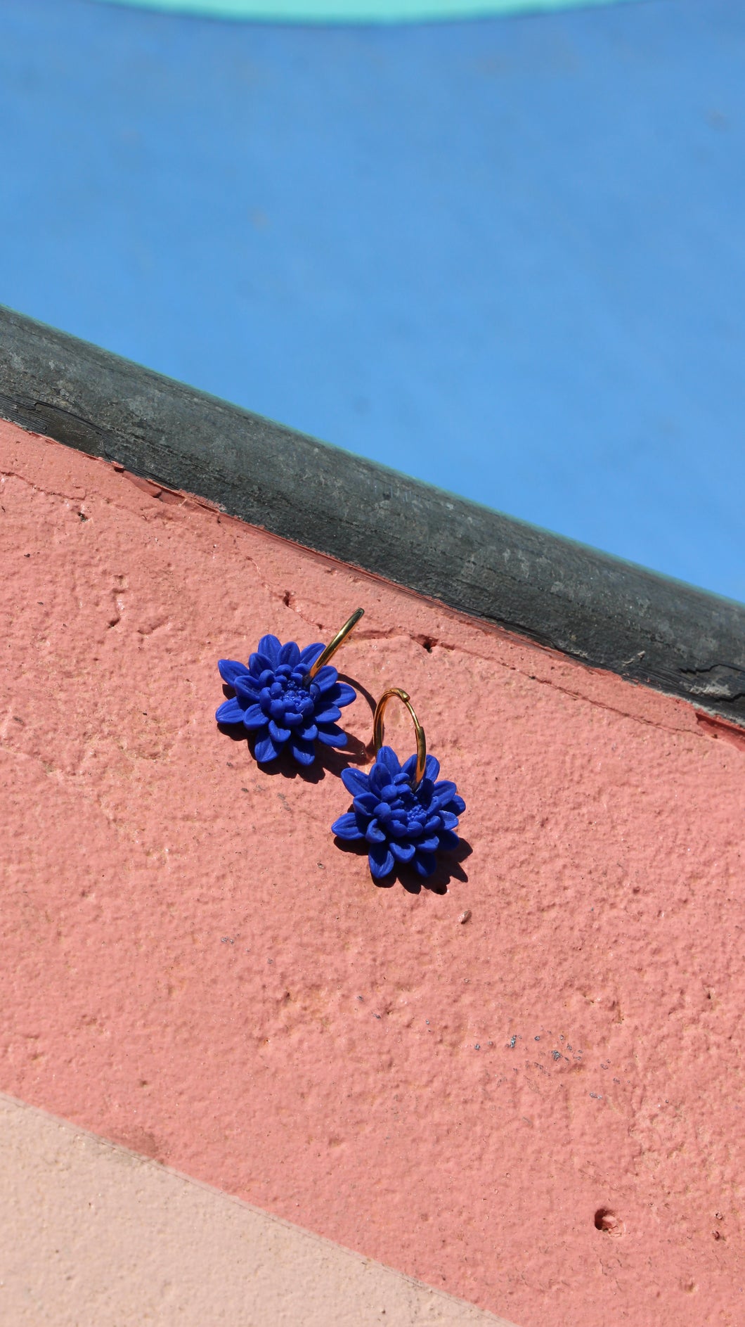 Boucles d'oreilles - Les créoles dahlia bleu électrique