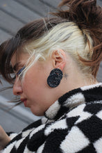 Charger l&#39;image dans la galerie, Boucles d&#39;oreilles - Les Baby Adèle bleu marine mini terrazzo rose