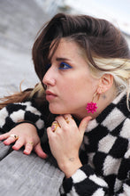 Charger l'image dans la galerie, Boucles d'oreilles - Les BIG créoles dahlia fuchsia