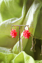 Charger l&#39;image dans la galerie, Boucles d&#39;oreilles - Les créoles dahlia fluo