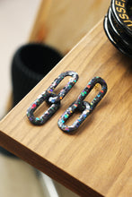 Charger l'image dans la galerie, Boucles d'oreilles - Les chainettes paillettes noires holographiques