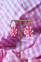 Charger l&#39;image dans la galerie, Boucles d&#39;oreilles - Les créoles dahlia rose pâle