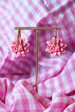 Charger l&#39;image dans la galerie, Boucles d&#39;oreilles - Les créoles dahlia rose pâle