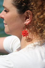 Charger l&#39;image dans la galerie, Boucles d&#39;oreilles - Les BIG créoles dahlia rouge