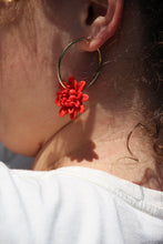 Charger l&#39;image dans la galerie, Boucles d&#39;oreilles - Les BIG créoles dahlia rouge