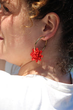 Charger l&#39;image dans la galerie, Boucles d&#39;oreilles - Les BIG créoles dahlia rouge