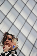 Charger l&#39;image dans la galerie, Boucles d&#39;oreilles - Les Maiko bleu électrique fluo et rose pâle