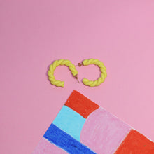 Charger l&#39;image dans la galerie, Boucles d&#39;oreilles - Les baby torsades jaune pastel