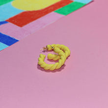 Charger l&#39;image dans la galerie, Boucles d&#39;oreilles - Les baby torsades jaune pastel