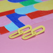 Charger l&#39;image dans la galerie, Boucles d&#39;oreilles - Les chainettes jaune pastel