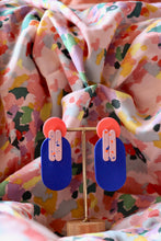 Charger l&#39;image dans la galerie, Boucles d&#39;oreilles - Les Geisha fluo, bleu électrique et rose pâle